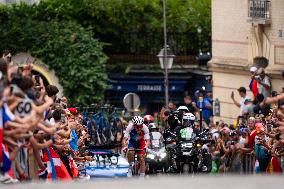 Paris 2024 - Road Race - Valenton Madouas Competing