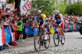 Paris 2024 - Road Race - Valenton Madouas Competing