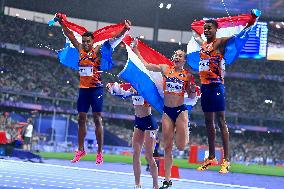 Paris 2024 - Netherlands celebrate winning the 4x4 mixed relay final