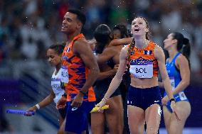 Paris 2024 - Netherlands celebrate winning the 4x4 mixed relay final