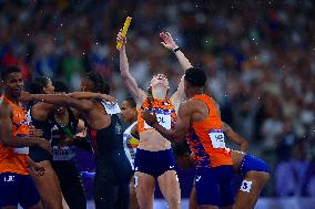 Paris 2024 - Netherlands celebrate winning the 4x4 mixed relay final