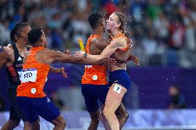 Paris 2024 - Netherlands celebrate winning the 4x4 mixed relay final