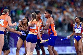 Paris 2024 - Netherlands celebrate winning the 4x4 mixed relay final