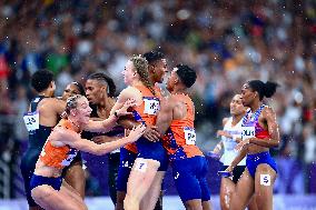 Paris 2024 - Netherlands celebrate winning the 4x4 mixed relay final