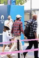 Paris 2024 - Ryan Gosling, Eva Mendes And Daughters Arrive At Bercy Arena