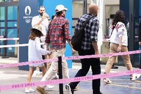 Paris 2024 - Ryan Gosling, Eva Mendes And Daughters Arrive At Bercy Arena