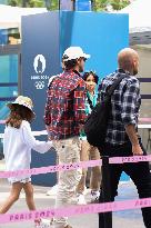 Paris 2024 - Ryan Gosling, Eva Mendes And Daughters Arrive At Bercy Arena