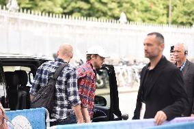 Paris 2024 - Ryan Gosling, Eva Mendes And Daughters Arrive At Bercy Arena