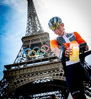 Paris 2024 - Road Race - Eiffel Tower Illustrations