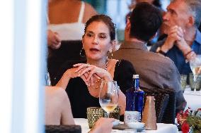 Teri Hatcher Has Dinner - Palma De Mallorca