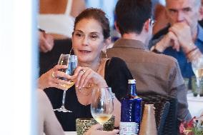 Teri Hatcher Has Dinner - Palma De Mallorca