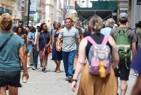 Tom Hardy and Kelly Marcel On Set - NYC