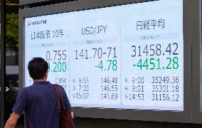 JAPAN-TOKYO-STOCKS-PLUMMET