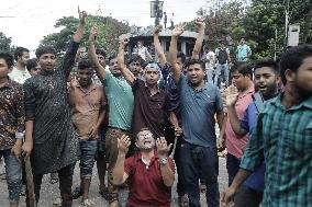 Bangladeshi People Celebrate After PM Fleeing - Dhaka