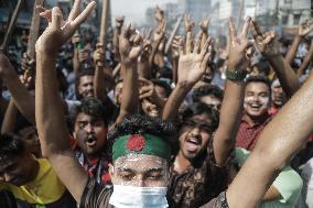 Bangladeshi People Celebrate After PM Fleeing - Dhaka