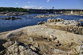 Water level drops in Dnipro River in Zaporizhzhia