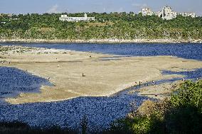 Water level drops in Dnipro River in Zaporizhzhia