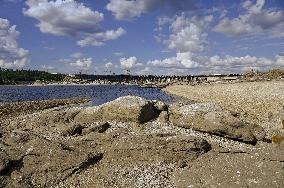 Water level drops in Dnipro River in Zaporizhzhia