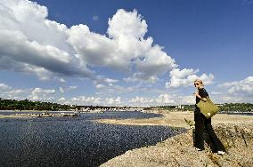 Water level drops in Dnipro River in Zaporizhzhia