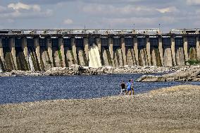 Water level drops in Dnipro River in Zaporizhzhia