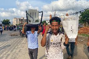 Bangladeshi people Celebrate After PM Resign