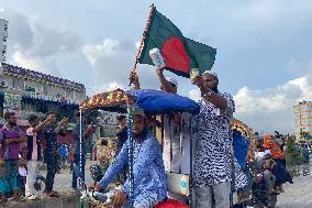 Bangladeshi people Celebrate After PM Resign