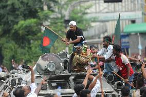 Bangladeshi People Celebrate After PM Fleeing - Dhaka