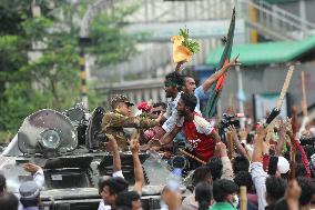 Bangladeshi People Celebrate After PM Fleeing - Dhaka