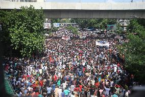 Bangladeshi People Celebrate After PM Fleeing - Dhaka