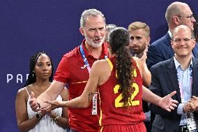 Paris 2024 - King Felipe Watches Basketball 3x3