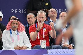 Paris 2024 - King Felipe Watches Basketball 3x3