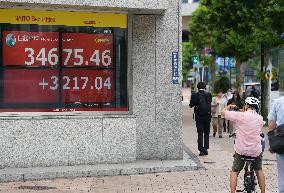 JAPAN-TOKYO-STOCKS-REBOUND