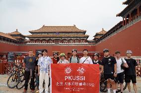 CHINA-BEIJING-CENTRAL AXIS-INTERNATIONAL STUDENTS-CYCLING (CN)