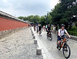 CHINA-BEIJING-CENTRAL AXIS-INTERNATIONAL STUDENTS-CYCLING (CN)