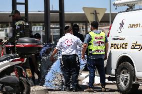 Israeli Woman Injured In Stabbing Attack At Checkpoint - Jerusalem