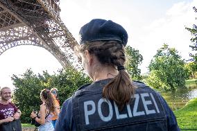 Paris 2024 : German Police Under Eiffel Tower