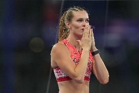 Paris 2024 - OnlyFans Star Alysha Newman Takes Bronze In Women’s Pole Vault