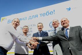 Transfer of 16 refrigerator trucks to transport vaccines in Kyiv