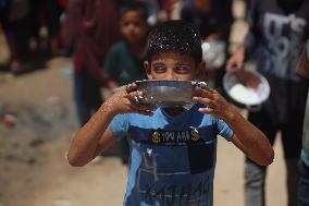 Palestinians Receive Food Rations Amid Conflict