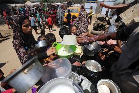 Palestinians Receive Food Rations Amid Conflict