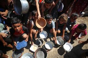 Palestinians Receive Food Rations Amid Conflict