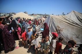 Palestinians Receive Food Rations Amid Conflict