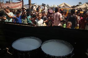 Palestinians Receive Food Rations Amid Conflict