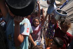 Palestinians Receive Food Rations Amid Conflict