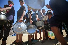 Palestinians Receive Food Rations Amid Conflict