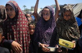 Palestinians Receive Food Rations Amid Conflict