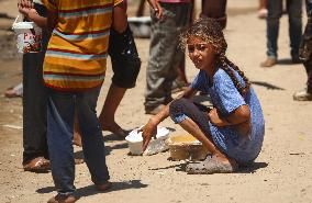 Palestinians Receive Food Rations Amid Conflict