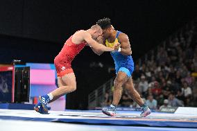 Paris 2024 - Wrestling - Zhan Beleniuk v Arkadiusz Kulynycz