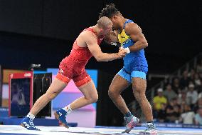 Paris 2024 - Wrestling - Zhan Beleniuk v Arkadiusz Kulynycz