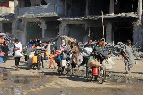 MIDEAST-GAZA-KHAN YOUNIS-FLEEING